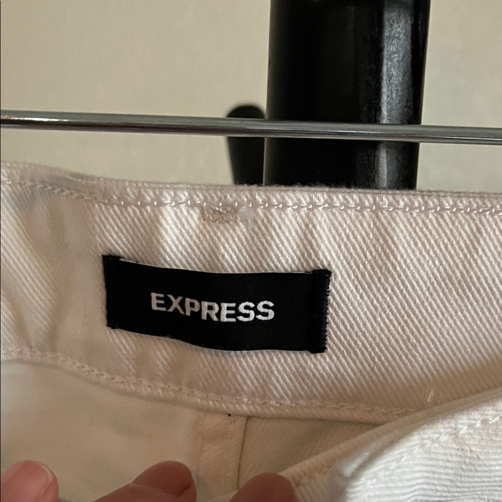 Express Women’s 8R White Boyfriend Fit Distressed Jeans NWT - Picture 2 of 7